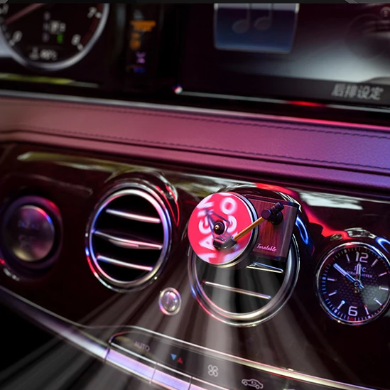 Das als Retro-Rekordgerät geformte Aromatherapie am Autoluftauslass