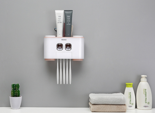 Behalten von Zahnpasta und Zahnbrüste